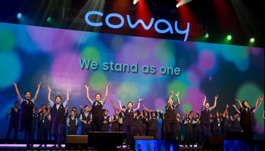 웅진코웨이가 지난 17일 말레이시아 쿠알라룸푸르 선웨이 컨벤션 센터에서 말레이시아 법인 코디 도입 10주년을 맞아 진행한 기념행사에서 말레이시아 법인 코디들이 공연을 하고 있다.  웅진코웨이 제공